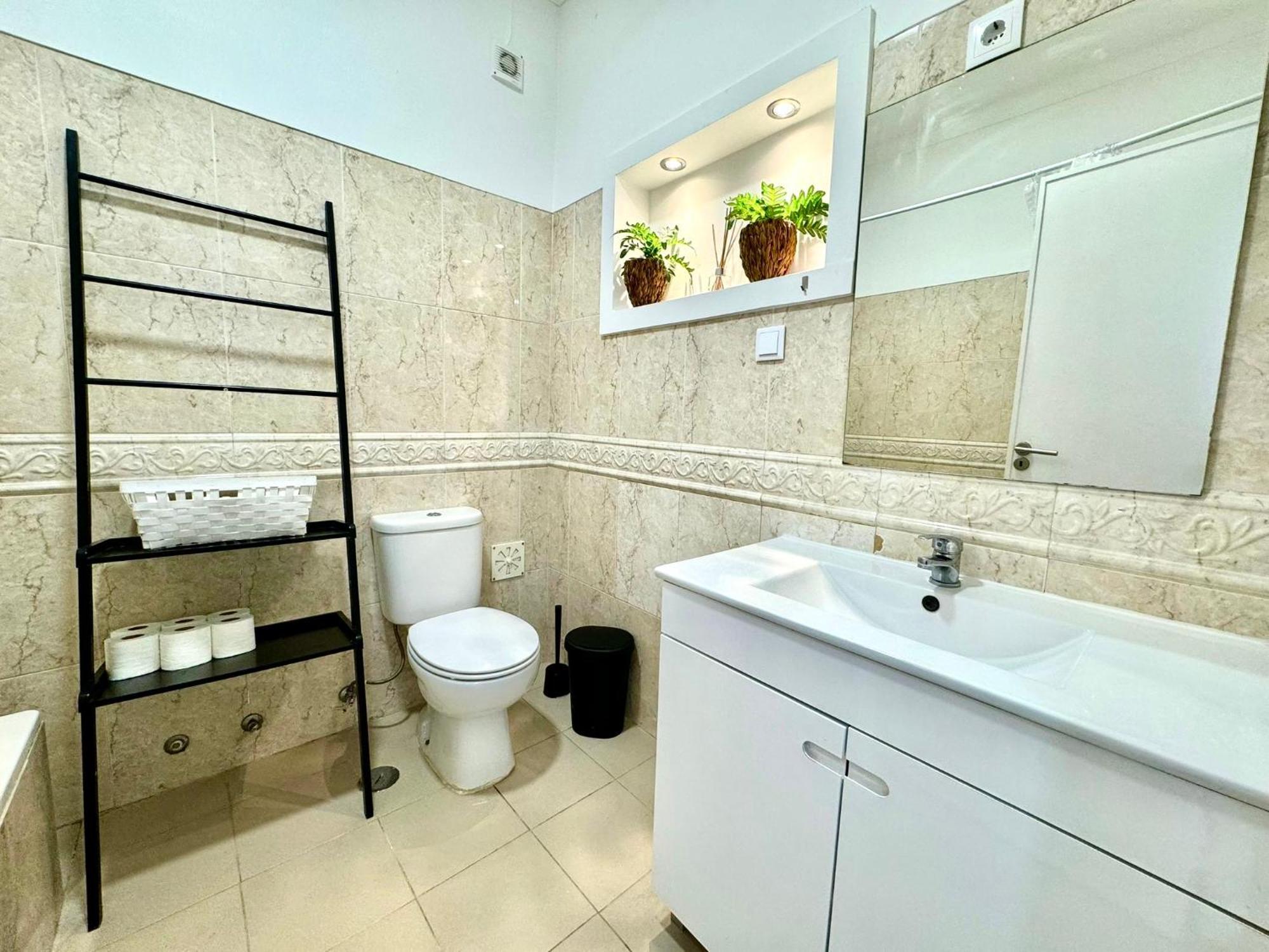 Almada Big Flat Next To Lisbon And Caparica Beach Exterior foto