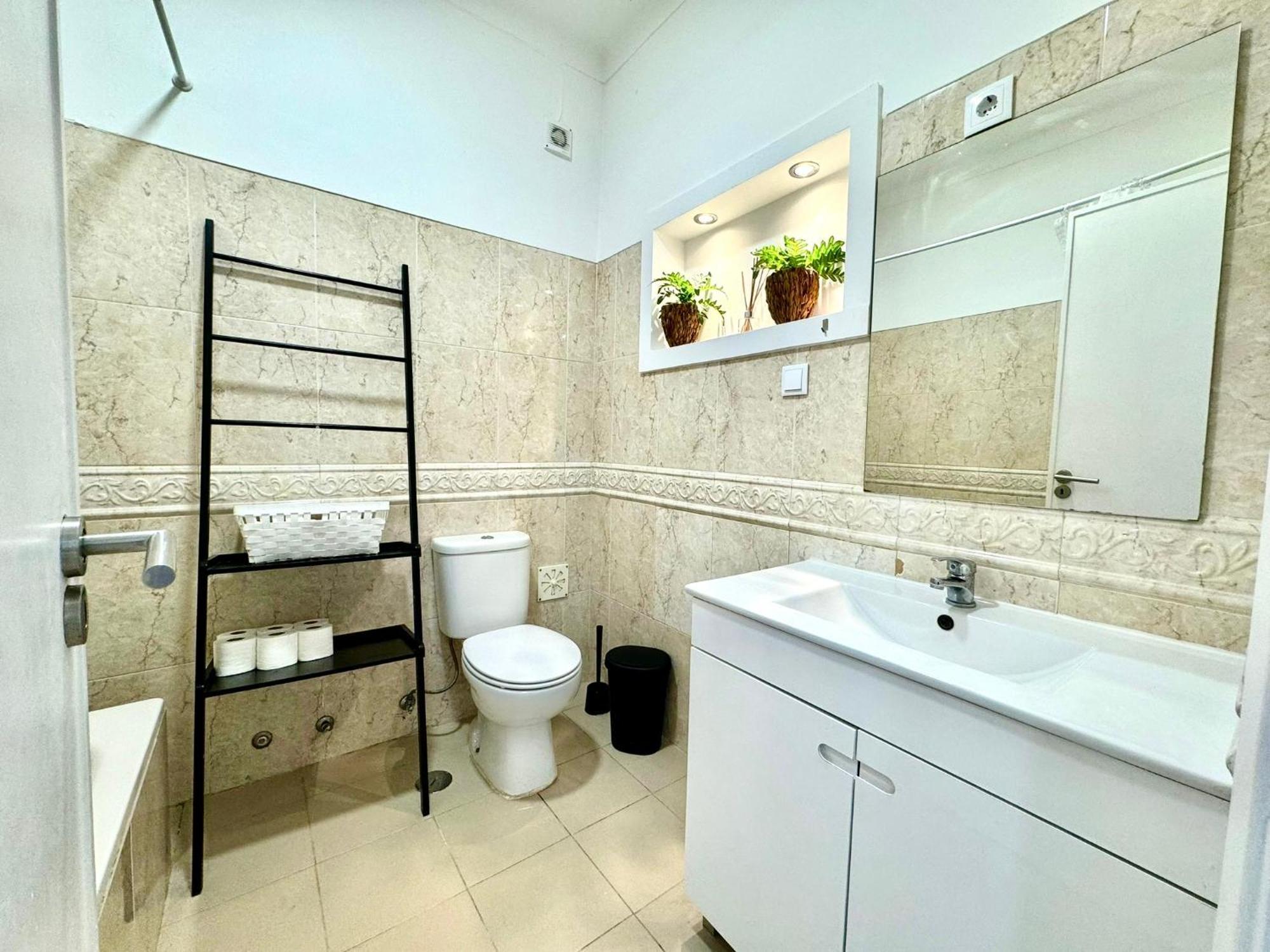 Almada Big Flat Next To Lisbon And Caparica Beach Exterior foto